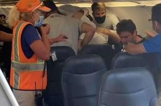 老人拒绝戴口罩遭乘客围殴 美国一老人拒绝戴口罩遭乘客围殴